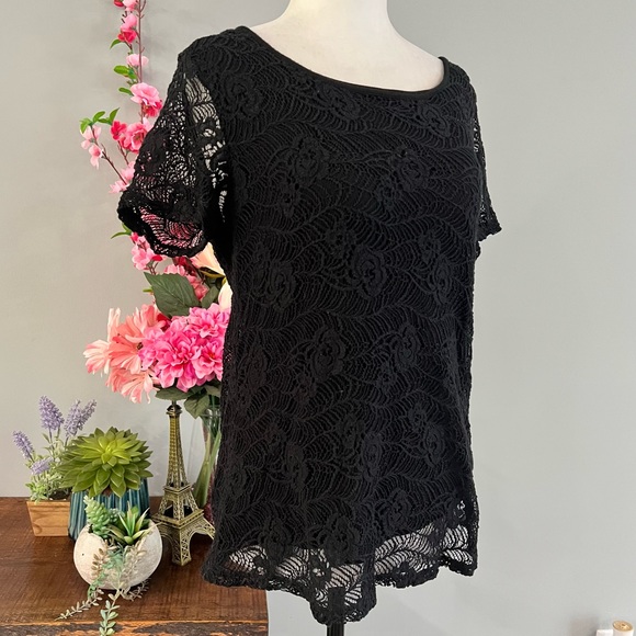 Leo & Nicole Small T-Shirt - Picture 3 of 15